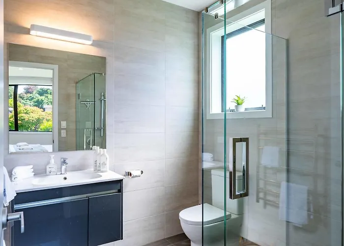 Serenity Haven: Retreat With Panoramic Views *