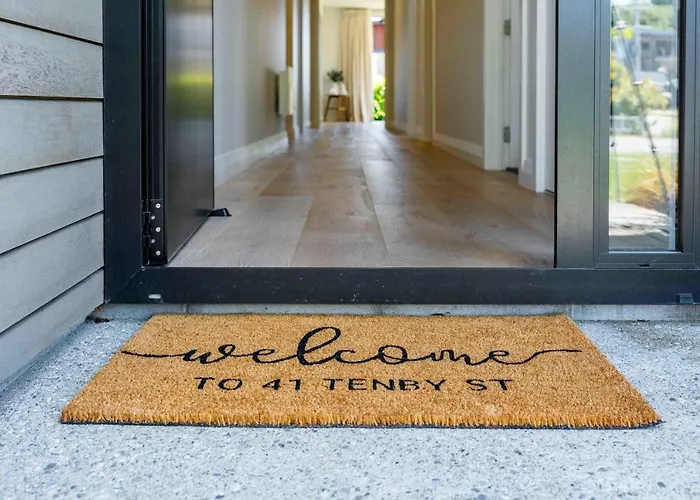 Serenity Haven: Retreat With Panoramic Views *
