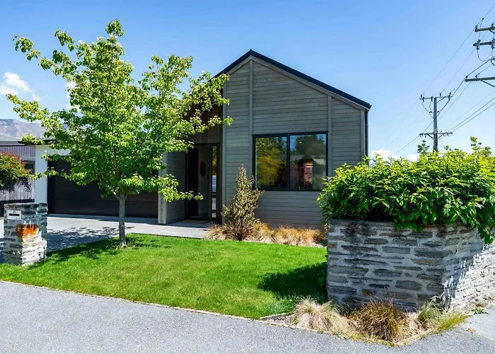 Serenity Haven: Retreat With Panoramic Views