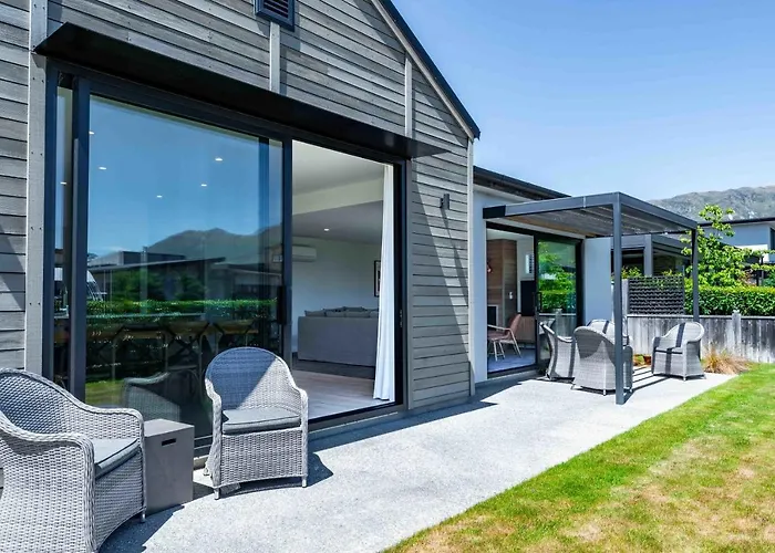 Serenity Haven: Retreat With Panoramic Views