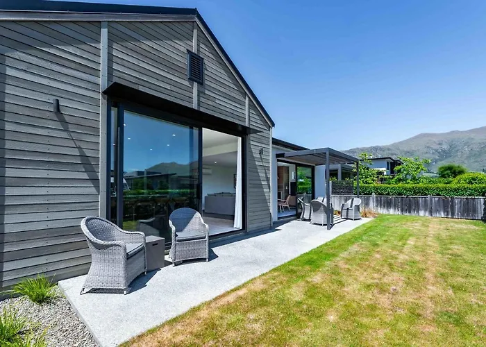 Serenity Haven: Retreat With Panoramic Views *